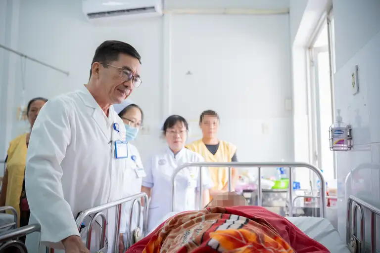 Các bác sĩ Bệnh viện Chợ Rẫy đang tích cực điều trị cho bệnh nhân - Ảnh: Bệnh viện cung cấp