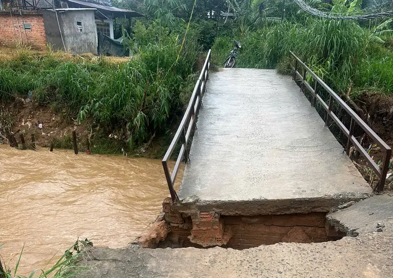 Chân cầu dân sinh ở D'Ran bị sạt lở, 8 hộ dân bị cô lập