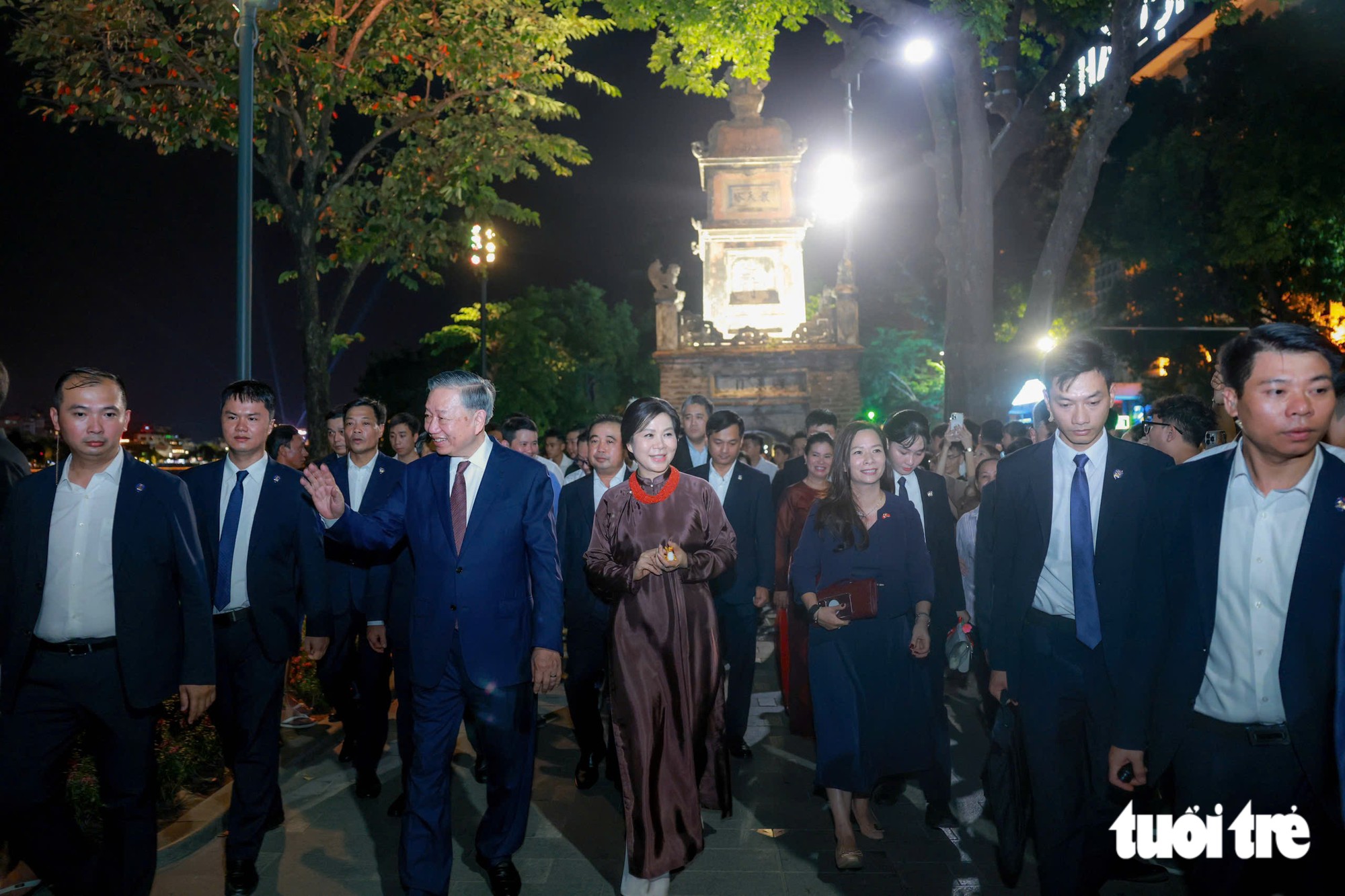 Tổng Bí thư, Chủ tịch nước Tô Lâm và Phu nhân Ngô Phương Ly vẫy tay chào người dân sau khi cùng Tổng thống Thụy Sĩ và Phu nhân dạo bộ hồ Hoàn Kiếm - Ảnh: NGUYỄN KHÁNH