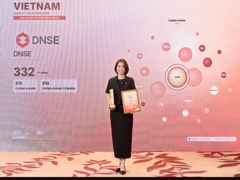 Bà Nguyễn Thị Tuyến, Giám đốc vận hành DNSE nhận vinh danh Top 10 công ty chứng khoán tư nhân và Top 15 công ty chứng khoán nộp ngân sách lớn nhất Việt Nam