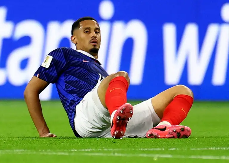 William Saliba đau đớn sau khi dính chấn thương trong trận bán kết World Cup 2026 giữa Pháp và Tây Ban Nha tại sân Dallas, Arlington, bang Texas (Mỹ), ngày 14/7/2026. Ảnh: Reuters