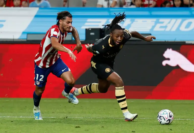 Antoine Semenyo trong một pha bóng trước Carlos Martin (trái) trong trận giao hữu với Atletico Madrid ở sân Seoul World Cup, Seoul, Hàn Quốc ngày 9/8/2026. Ảnh: Reuters