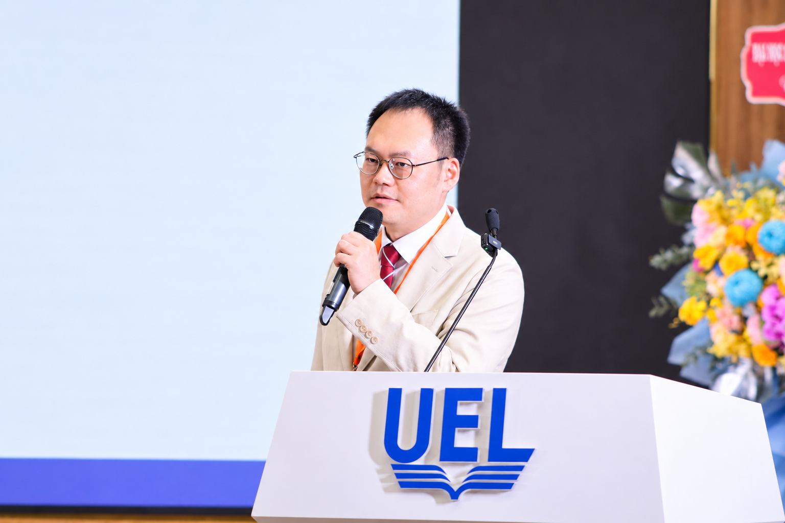 PGS Gwanghyun Jo - Trường đại học Hanyang (Hàn Quốc) - chia sẻ kinh nghiệm về AI trong nghiên cứu - Ảnh: TRỌNG NHÂN