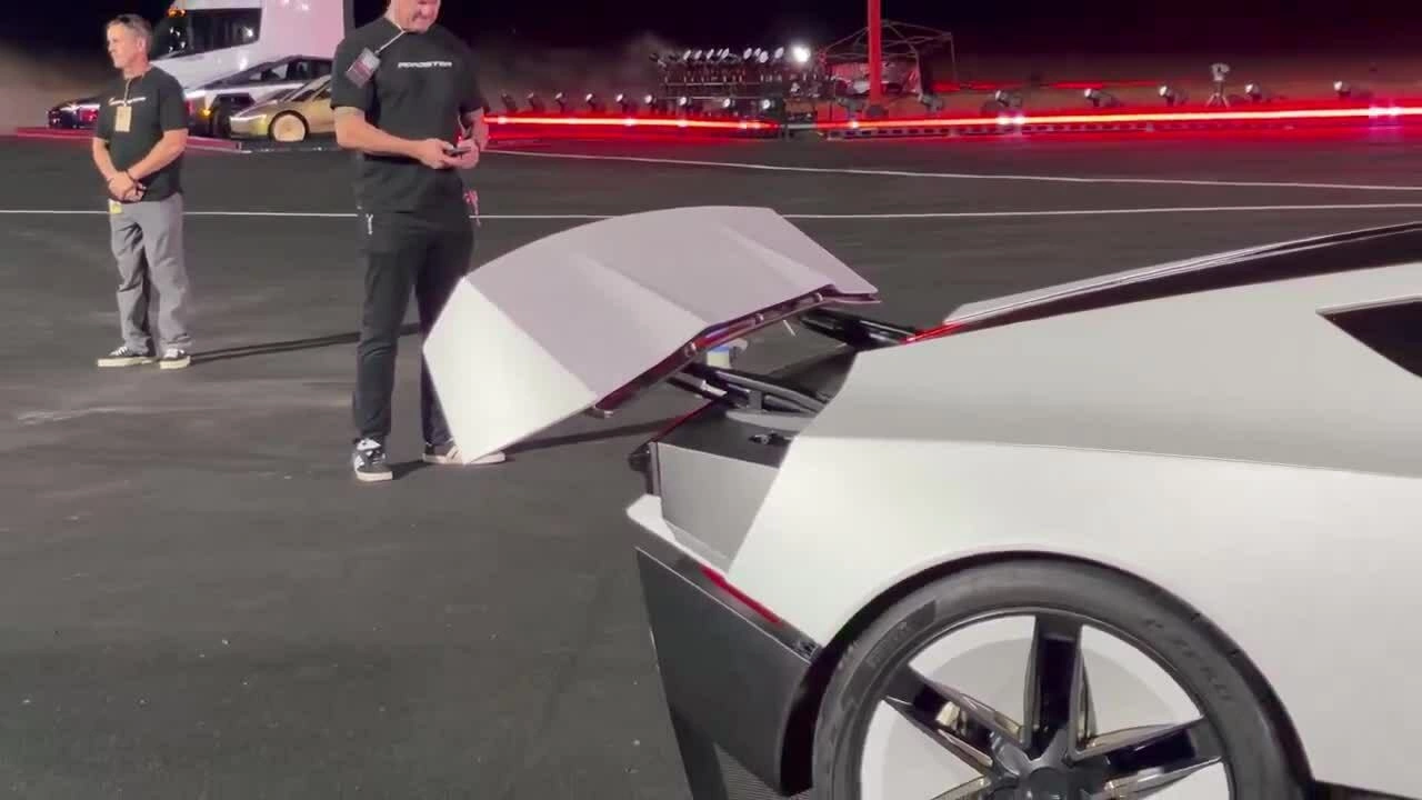 Cánh gió sau của Tesla Roadster khi được kích hoạt. Video: Sawyer Merritt