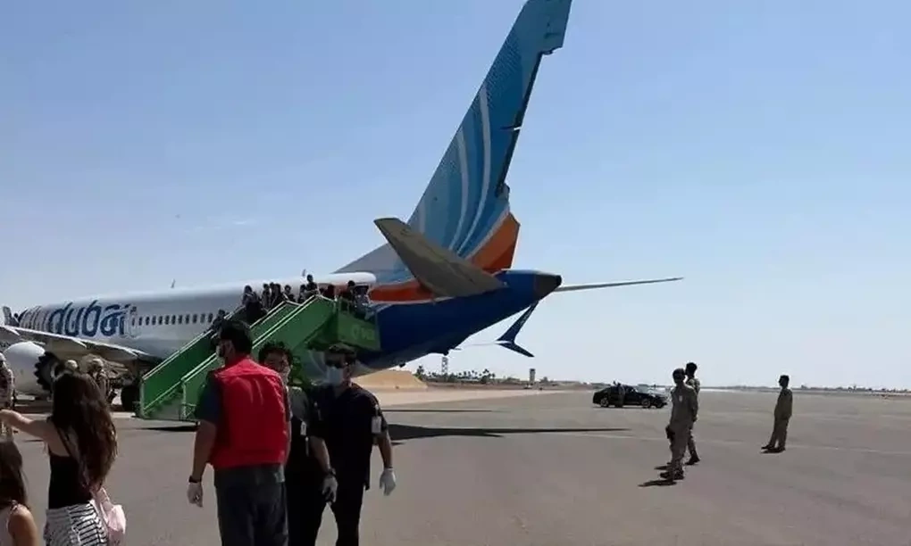 Hành khách rời khỏi máy bay flydubai sau khi hạ cánh khẩn cấp xuống sân bay Tabuk ở Arab Saudi ngày 30/9. Ảnh: Times of Israel