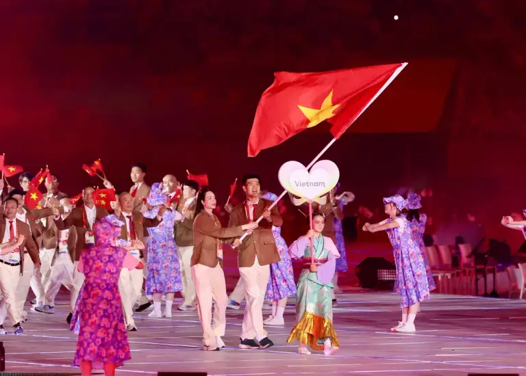 Đinh Quang Kiệt và Lê Thanh Thuý rạng rỡ khi vẫy quốc kỳ trong lễ diễu hành tại lễ khai mạc ASIAD 2026 trên sân vận động Paloma Mizuho, Nagoya, ngày 19/9/2026. Ảnh: Hoàng Hồ