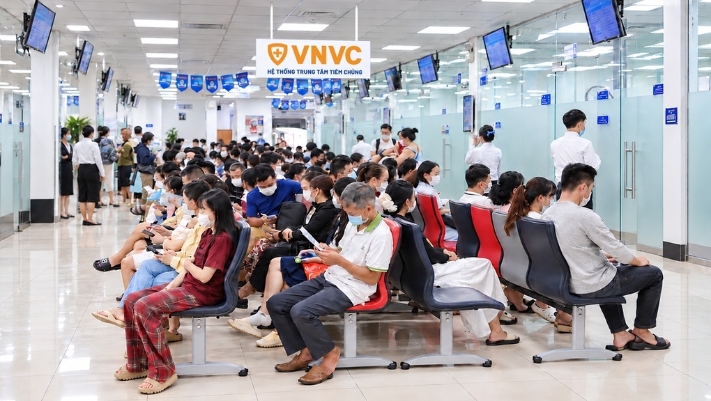 Đông đúc người dân tiêm ngừa tại Hệ thống Tiêm chủng VNVC. Ảnh: Bảo Ngọc