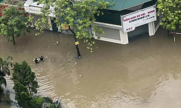 Đến 16h ngày 17/9, nhiều nhà trong Khu đô thị Vân Canh vẫn ngập sâu. Ảnh: Hải Yến