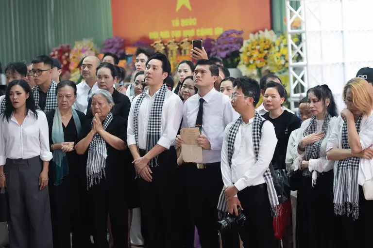 Không khí trang nghiêm tại lễ viếng các anh hùng liệt sĩ - Ảnh: Michael Neo