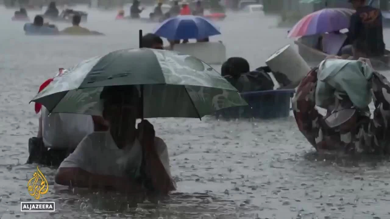 Người dân Bangkok chật vật vì lũ lụt. Video: Al Jazeera