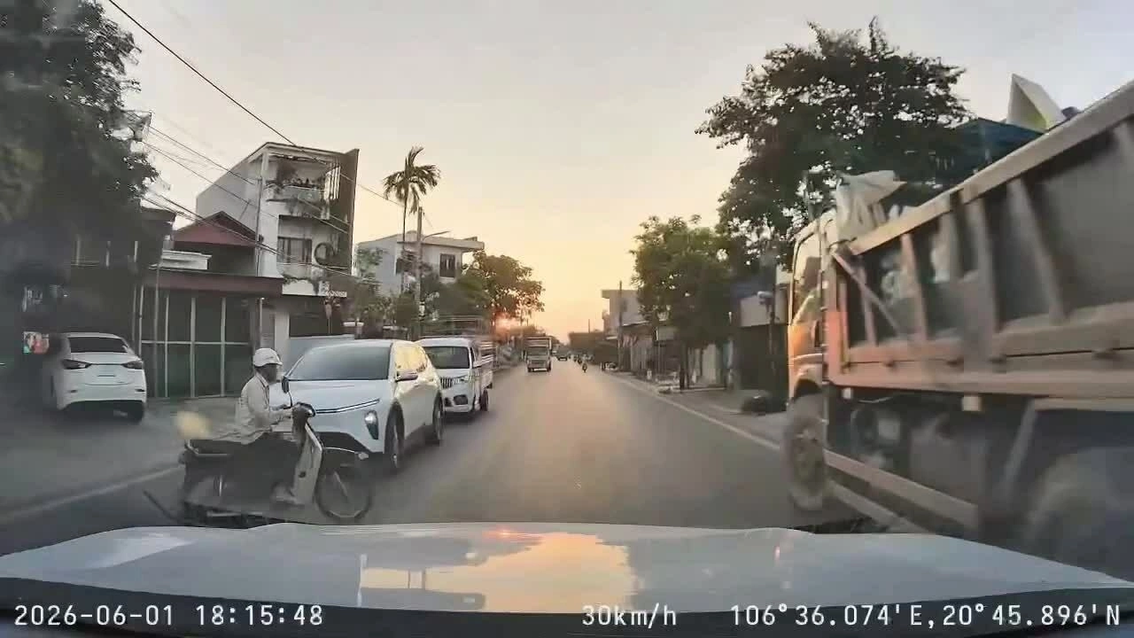 Tình huống tương tự, từ giữa hai ôtô đang dừng chờ đèn đỏ, người đi xe máy lao ngang đường bị ôtô ở hướng ngược chiều đâm ngã, hôm 1/6 tại đường 354. Video: Anh Dũng