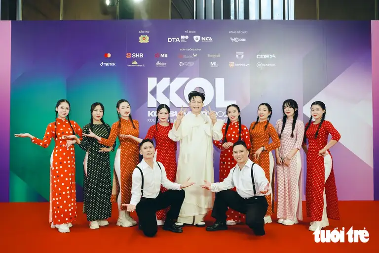 Ca sĩ Anh Tú chụp ảnh lưu niệm tại Hội nghị KOL toàn quốc lần thứ II - KOL Summit 2026, diễn ra chiều 7-9 tại TP.HCM - Ảnh: HỮU DUY