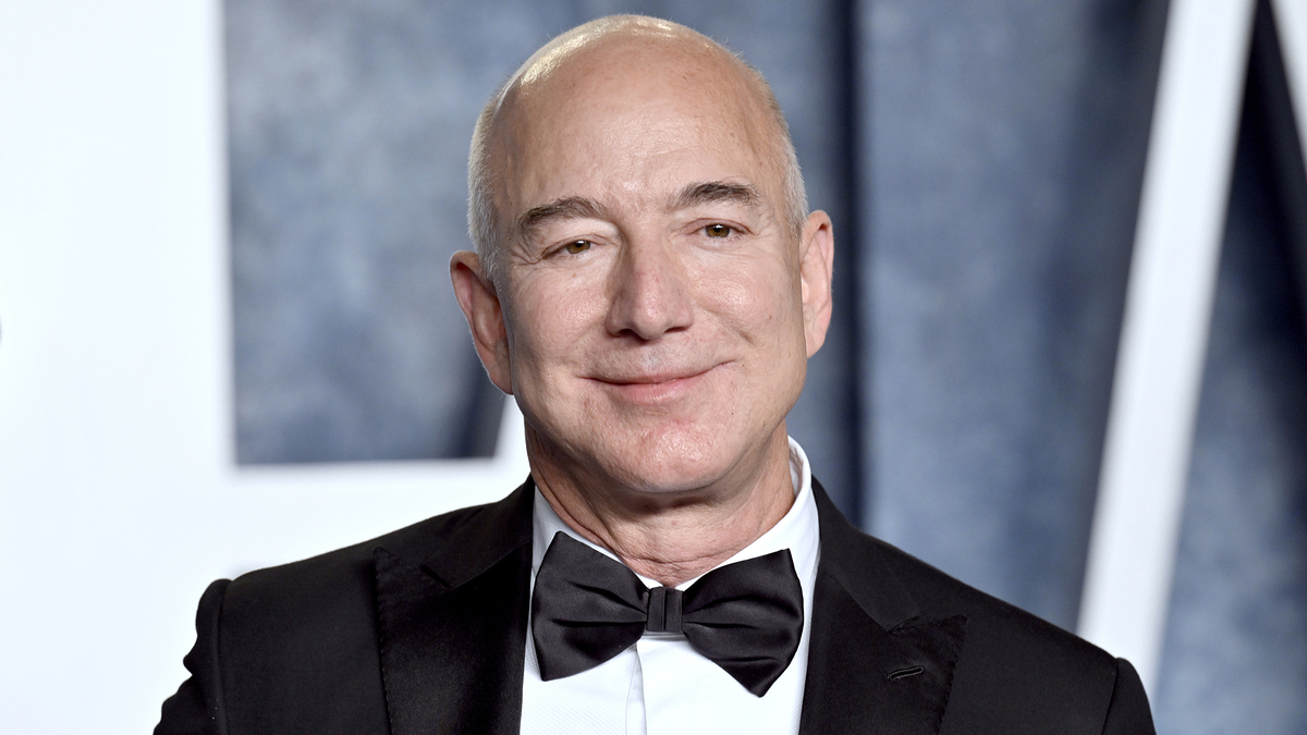 Tỷ phú Bezos: AI sẽ đưa trở lại mô hình gia đình chỉ một người đi làm