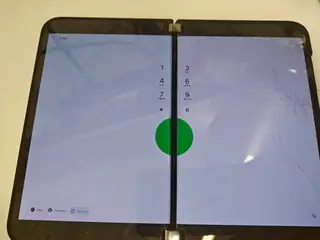 Các phím 2, 5, và 8 bị che khuất hoàn toàn