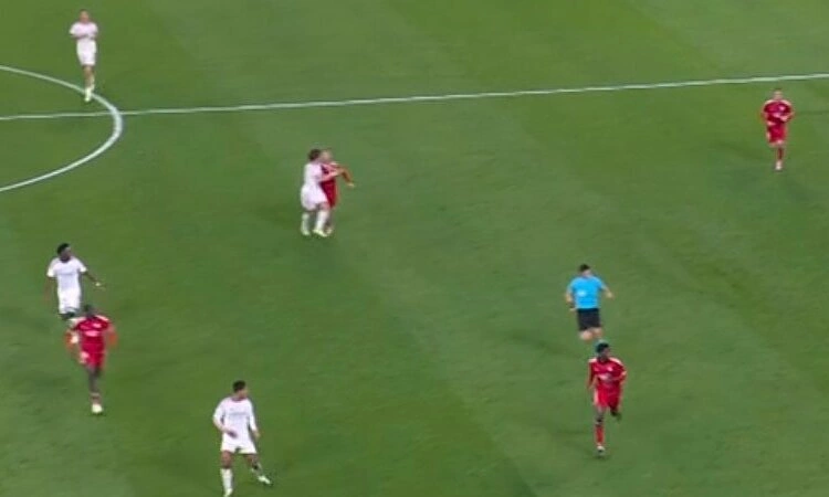 Tác động không rõ ràng giữa Guler và Peque trong trận Real Madrid thắng Sevilla 4-1 ở La Liga tại sân Bernabeu, Madrid, Tây Ban Nha, ngày 18/10/2026. Ảnh: chụp màn hình