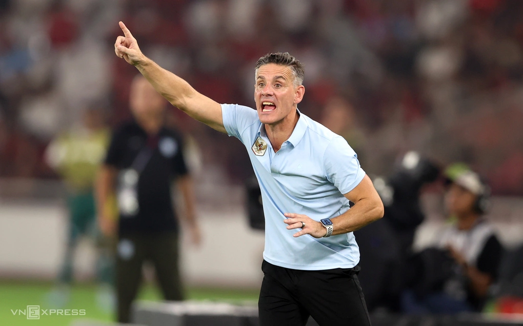HLV John Herdman của Indonesia chỉ đạo trong trận thắng Bangladesh 9-2 ở lượt cuối bảng A FIFA ASEAN Cup 2026, trên sân Bung Karno, Jakarta, Indonesia tối 1/10/2026. Ảnh: Đức Đồng