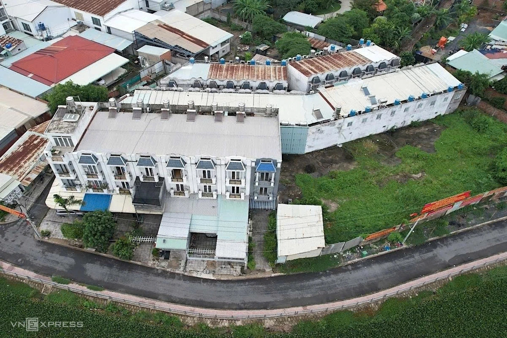 45 căn hộ vi phạm xây dựng ở phường Thạnh Xuân (cũ) nay là Thới An, TP HCM. Ảnh: Đình Văn