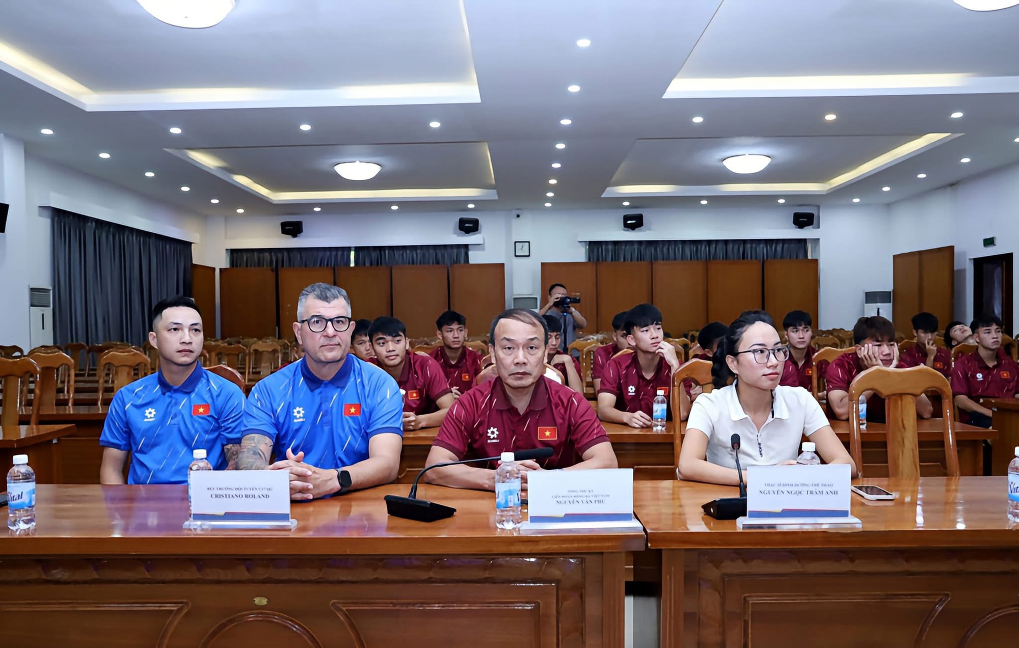 Tổng thư ký VFF Nguyễn Văn Phú, HLV Roland và chuyên gia dinh dưỡng Trâm Anh (bìa phải)