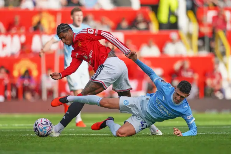 Marcus Rashford (trái) tranh bóng với Phil Foden trong trận Man Utd gặp Man City tại Ngoại hạng Anh ở Old Trafford, Manchester, Anh, ngày 13/9/2026. Ảnh: AP