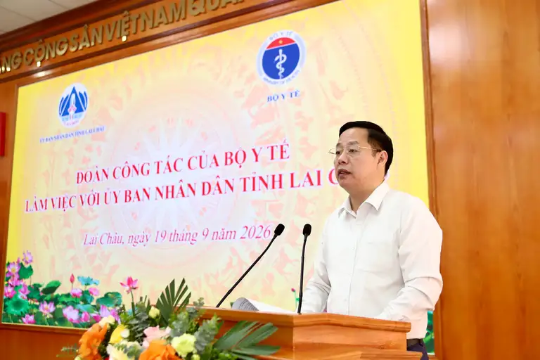 Chủ tịch UBND tỉnh Lai Châu phát biểu về công tác y tế tại địa phương trong thời gian qua. (Ảnh Thành Long)