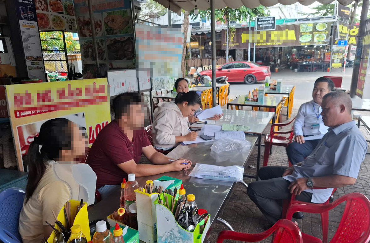 Đoàn kiểm tra liên ngành phường Tây Nha Trang, Khánh Hòa kiểm tra các cơ sở kinh doanh ăn uống trên địa bàn. Ảnh: D.C