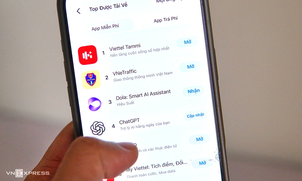 Bảng xếp hạng ứng dụng tải nhiều trên App Store, sáng 19/8. Ảnh: Lưu Quý