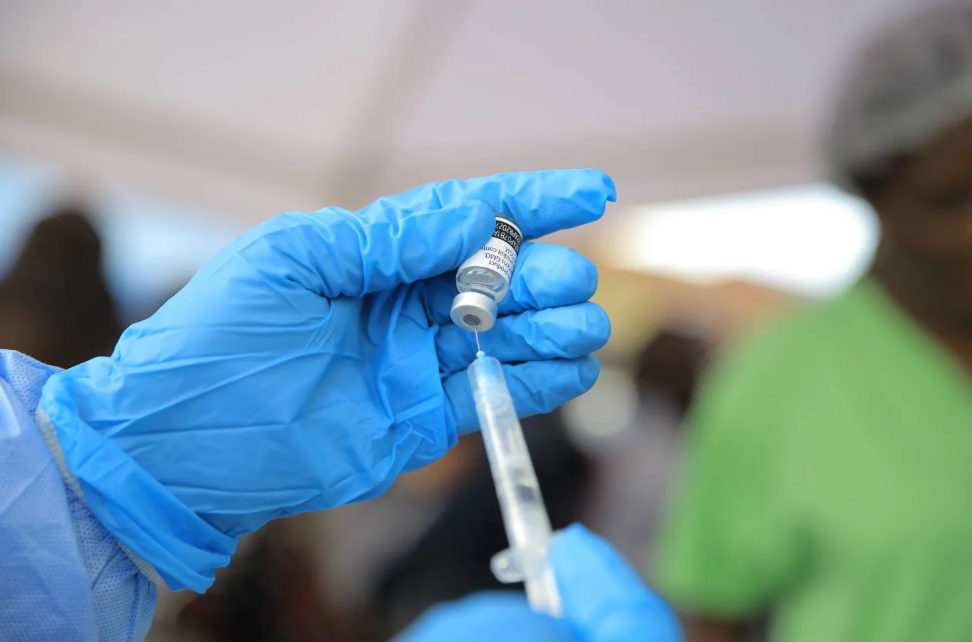 Nhân viên y tế tiêm vắc xin Ervebo phòng vi rút Ebola tại Beni, tỉnh Bắc Kivu, miền đông Congo hôm 16-10-2026 - Ảnh: AP/Sebastien Kitsa Musayi