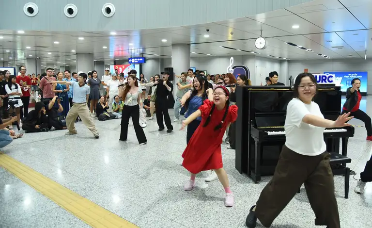 Trình diễn nhạc kịch ngay ở ga metro Bến Thành - Ảnh: BTC