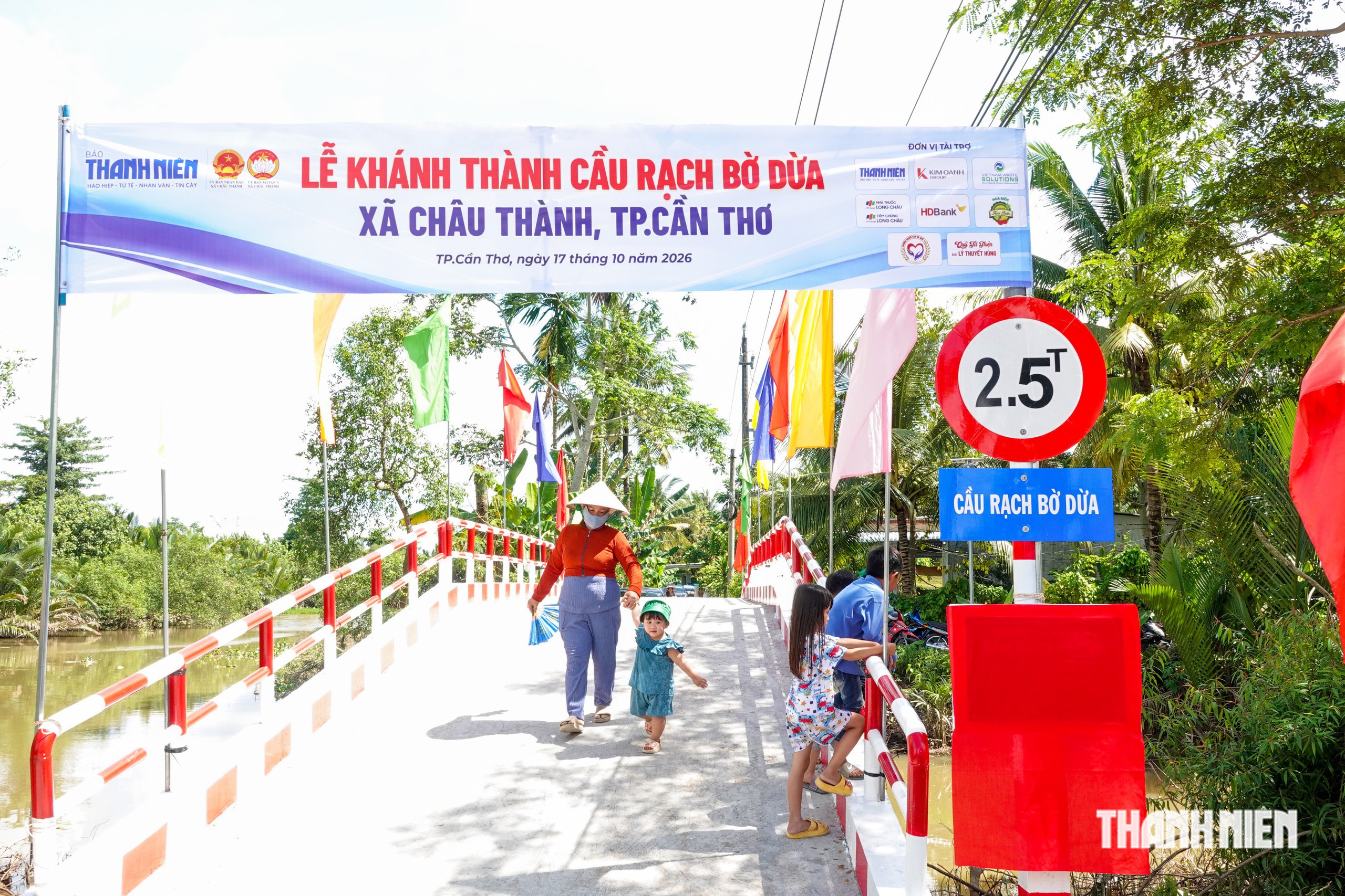 Người dân địa phương phấn khởi đi trên cây cầu mới