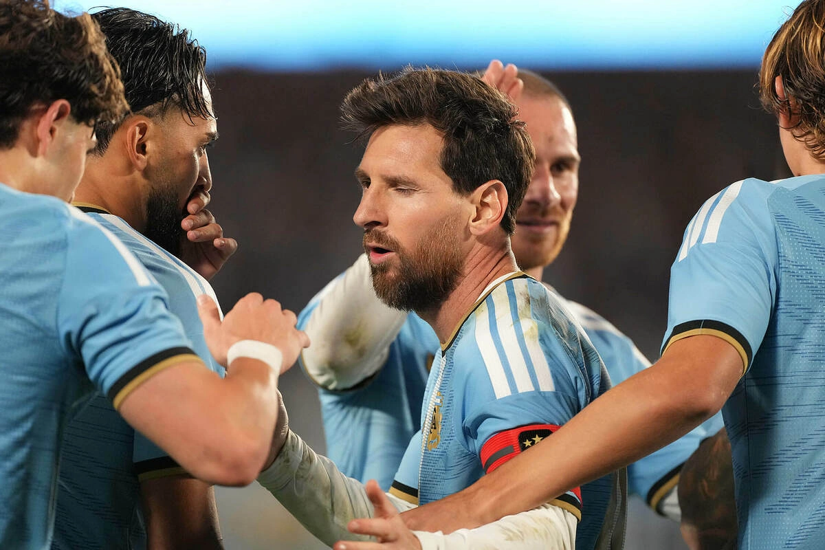 Messi mừng bàn nâng tỷ số lên 2-0 của đồng đội Nico Paz trong trận chia tay đội tuyển Argentina gặp Benin, tại sân Monumental, Buenos Aires, Argentina ngày 6/10/2026. Ảnh: AP
