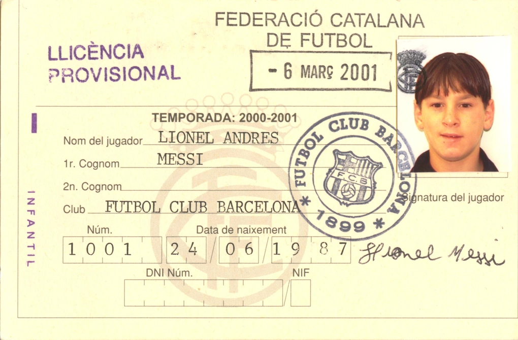 Giấy xác nhận ngày 6/3/2001 từ LĐBĐ Catalonia cho phép Lionel Messi được thi đấu trận đầu tiên cho đội trẻ Barca vào ngày 7/1/2001. Ảnh: FC Barcelona