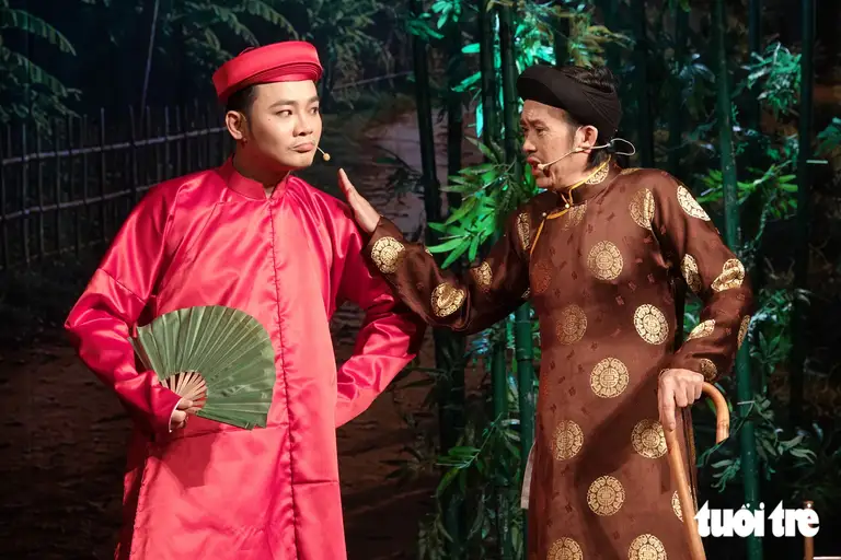 Hoài Linh (phải) vai Bá Hộ và Anh Tú vai Lý trưởng trong vở Nội gián nạn dối - Ảnh: LINH ĐOAN
