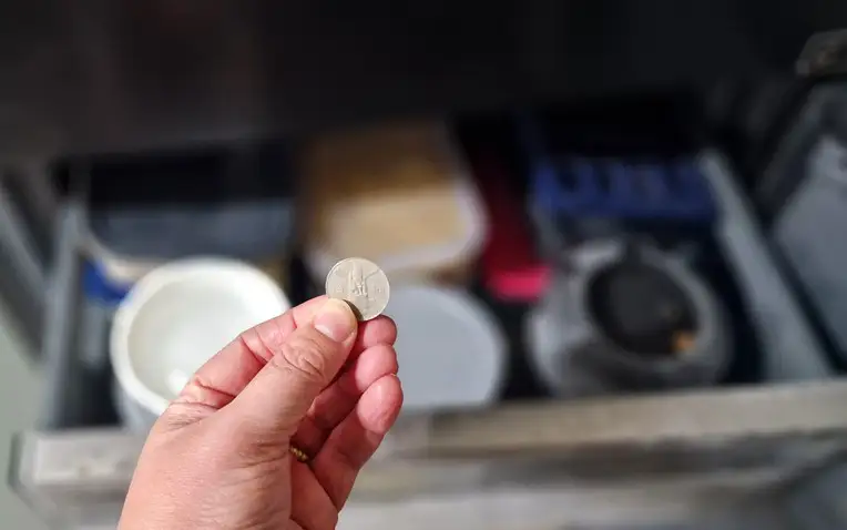 Vì sao nhiều gia đình đặt một đồng xu trong tủ lạnh khi vắng nhà dài ngày? Công dụng ít ai biết - Ảnh 1.