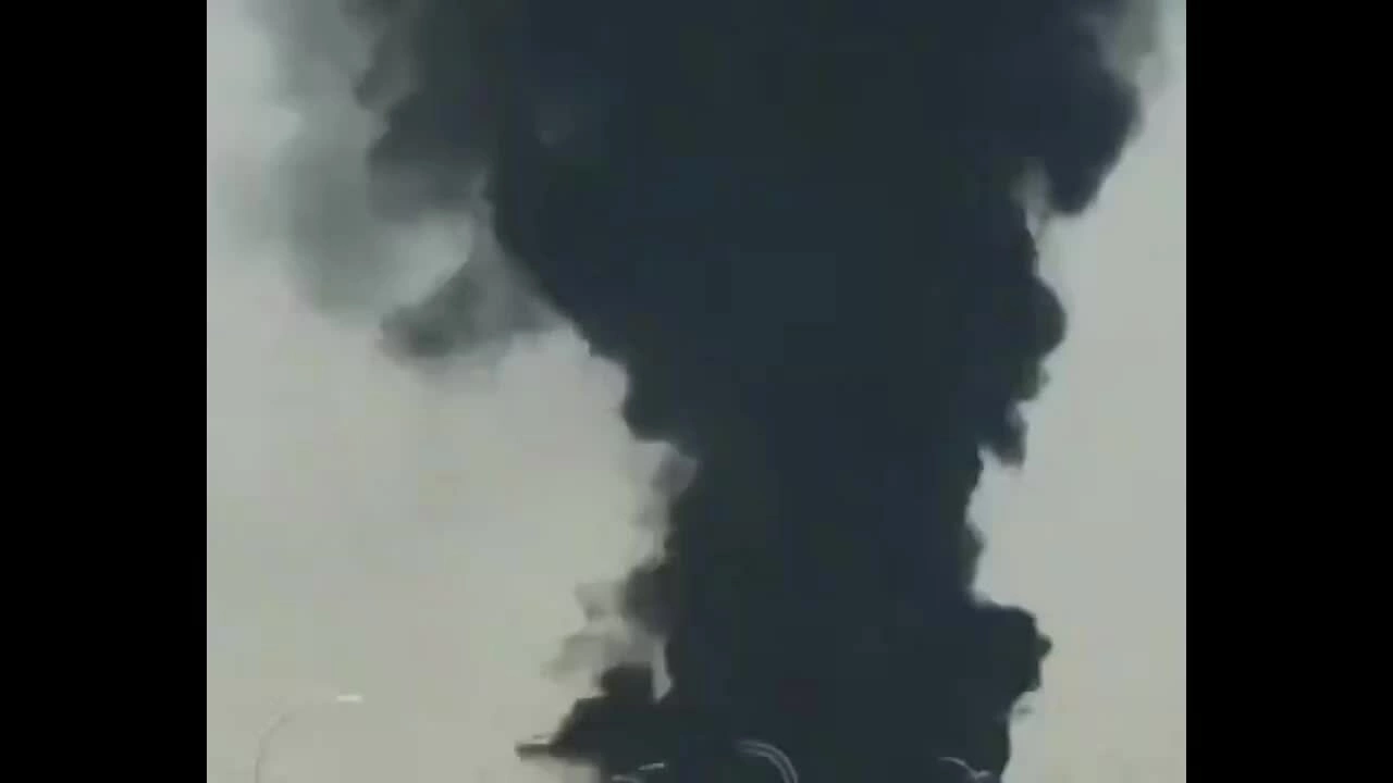 Khói bốc lên tại khu vực sân bay quốc tế King Khalid ở Arab Saudi hôm 19/9. Video: X/EGYOSINT