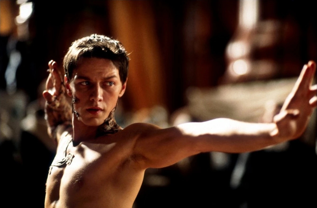 Leto Atreides II rũ bỏ quân đội Fremen và từ chối tin tưởng các nam chiến binh có vũ trang vì cho rằng các tập đoàn quân sự nam giới khép kín sẽ hình thành tâm lý bầy đàn, coi thường dân thường và dễ làm phản, đe dọa Con Đường Vàng.