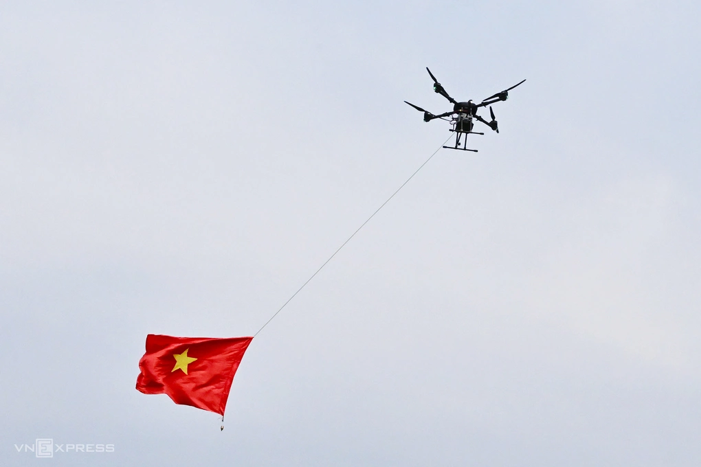 Mẫu UAV H-X6 do doanh nghiệp trong nước phát triển, mang theo quốc kỳ Việt Nam. Ảnh: Trọng Đạt