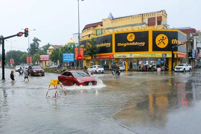 Mưa lớn kéo dài, nhiều nơi ở Hải Phòng, Quảng Ninh ngập lụt