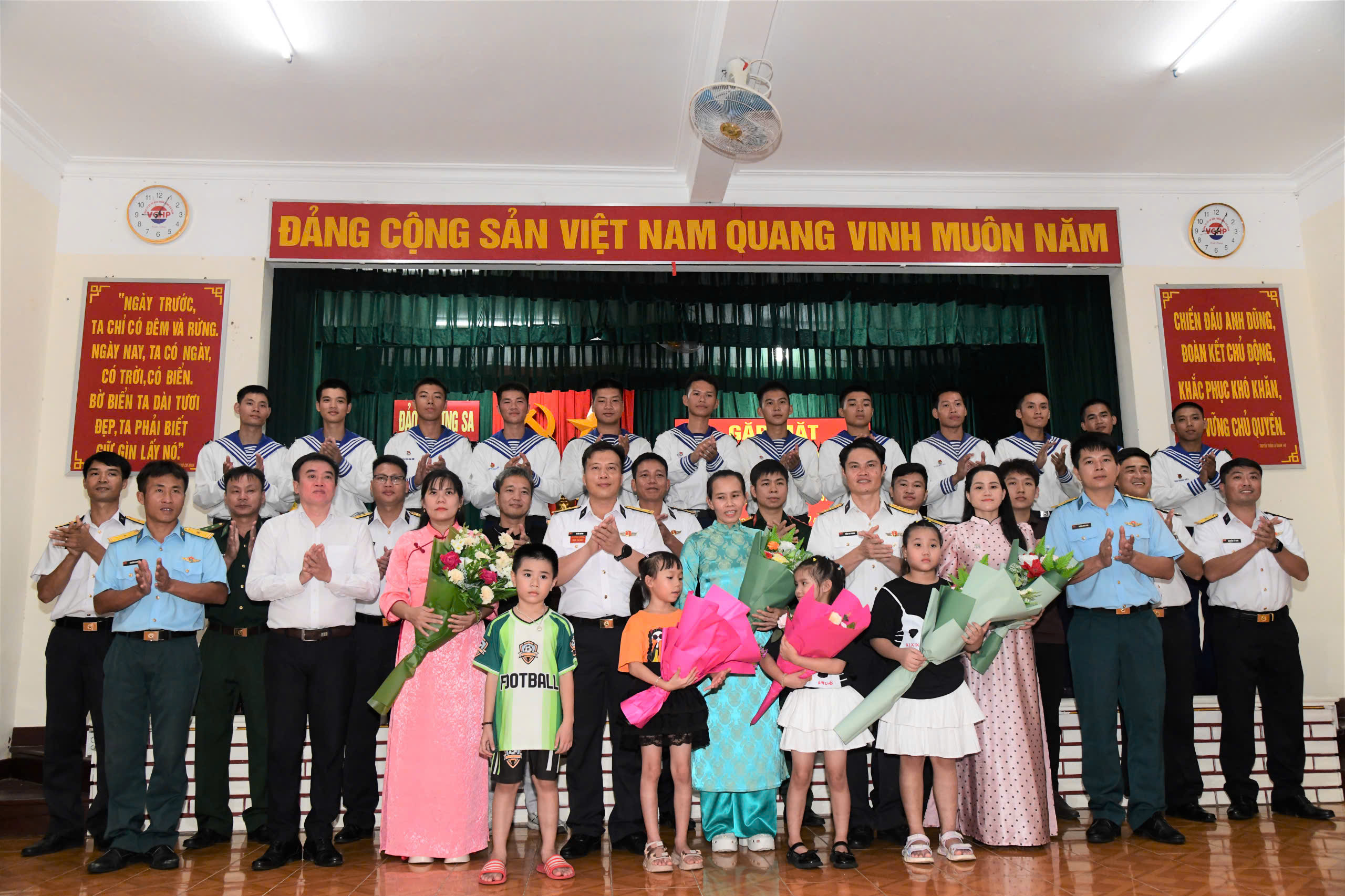 Cán bộ, chiến sĩ, các lực lượng trên đảo Trường Sa tặng hoa chúc mừng phụ nữ trên đảo. Ảnh: Thành Vũ.