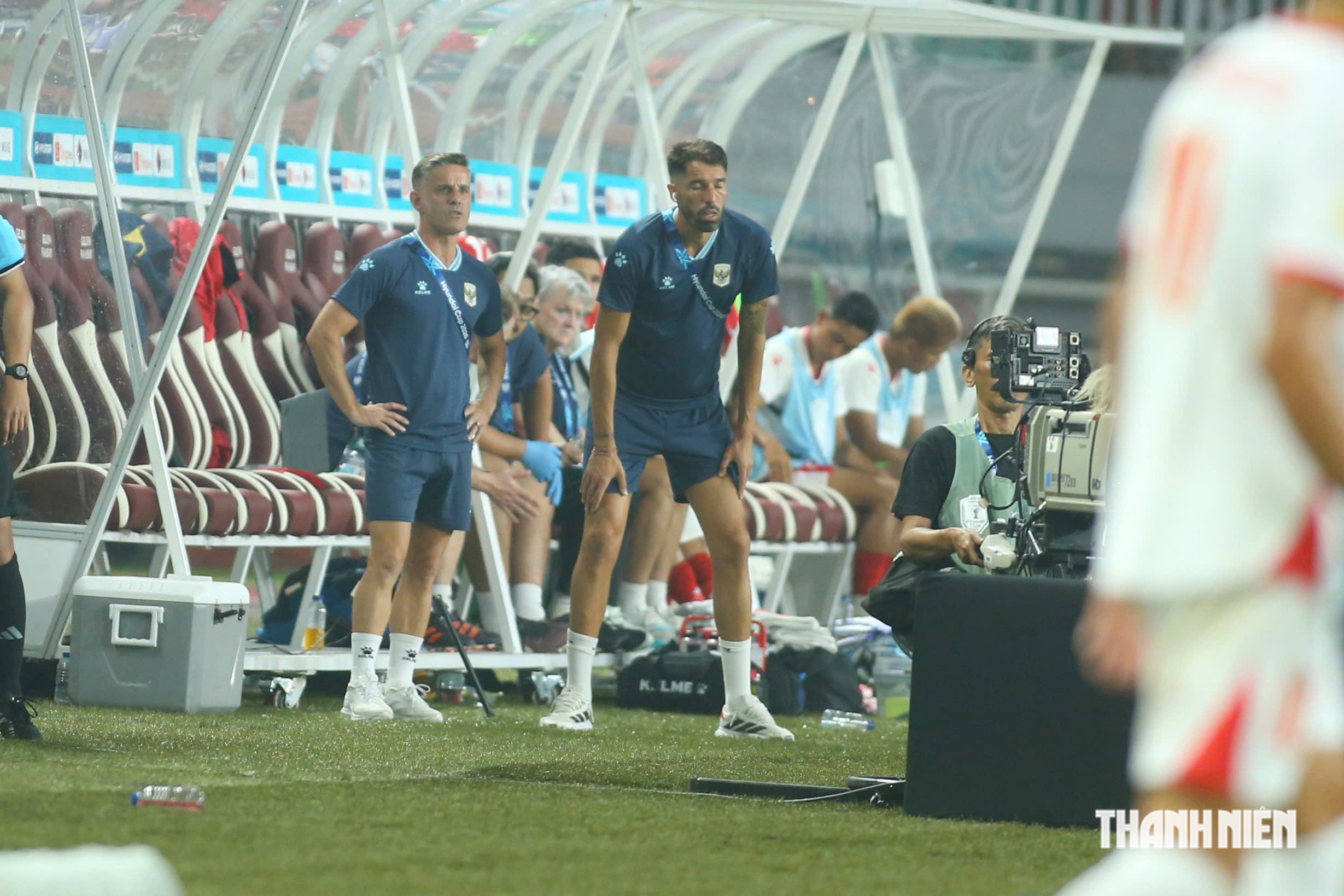 HLV Herdman (trái) của đội tuyển Indonesia đang chịu áp lực phải vô địch FIFA ASEAN Cup từ sếp lớn của bóng đá nước này, ông Erick Thohir