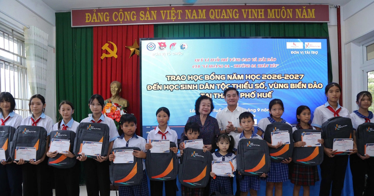 Quỹ Khởi Sự Từ Tâm trao học bổng, bàn giao công trình nhà vệ sinh tại Huế