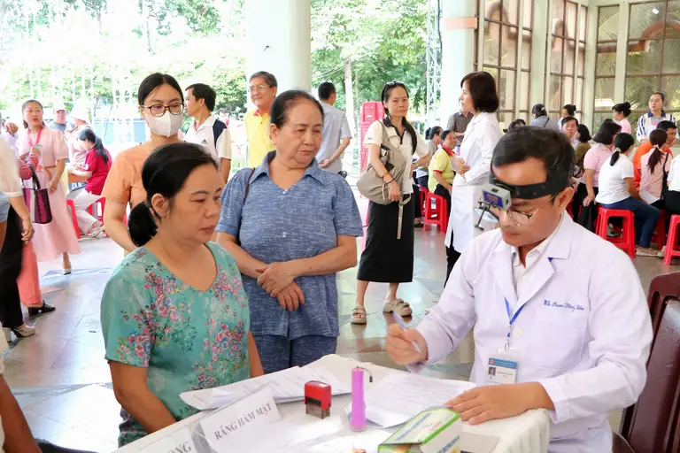 Bác sĩ bệnh viện đến Trạm y tế Thủ Đức để thăm khám cho người dân - Ảnh: THU HIẾN