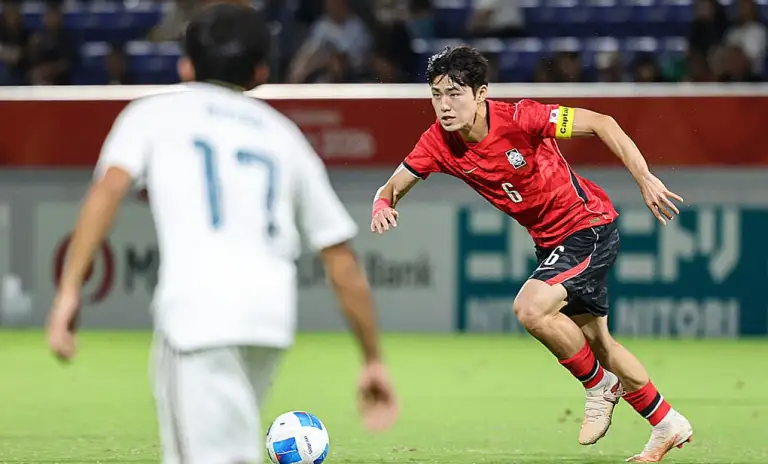 Tiền vệ Hàn Quốc Lee Gi-hyuk (6) thi đấu trong trận thắng Arab Saudi 2-0 ở lượt cuối bảng D bóng đá nam ASIAD 2026, trên sân Paloma Mizuho, Nagoya, Nhật Bản ngày 22/9/2026. Ảnh: News1