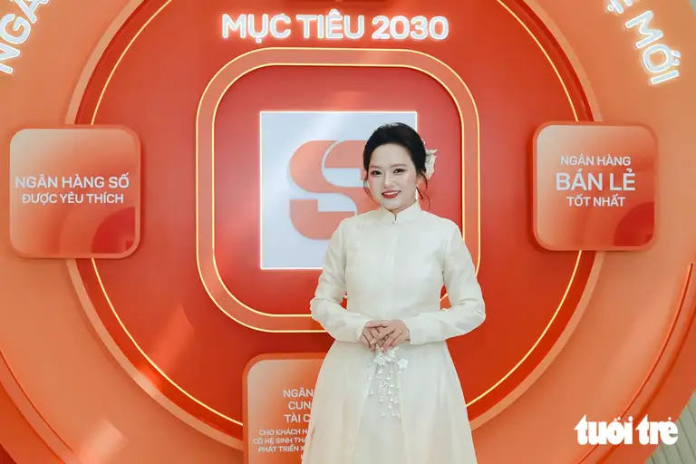 Phạm Thị Thủy Tiên, nhà sáng tạo nội dung vẽ - kể chuyện, tham dự tọa đàm “Đối thoại đa bên về bảo vệ và phát triển hoạt động của người có ảnh hưởng trong môi trường số” và phiên toàn thể của chương trình - Ảnh: HỮU DUY