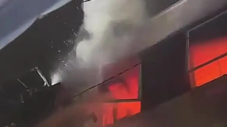 Con rể và cháu ngoại của bà Tuyết phá cửa sổ thoát khỏi căn nhà cháy để qua ban công hàng xóm. Video: Minh Bằng