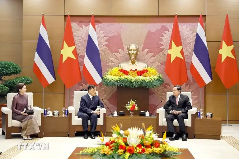 Chủ tịch Quốc hội trao đổi với Nhà vua Thái Lan tại Nhà Quốc hội - Ảnh: TTXVN