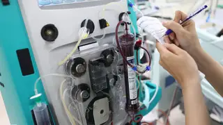 Bé 4 tuổi phải thay huyết tương vì uống paracetamol quá dày