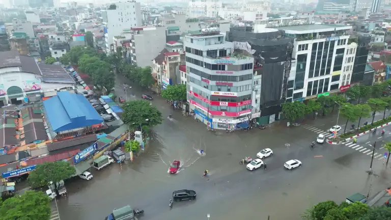 Đường Trần Vỹ lúc 10h sáng 17/9. Video: Văn Ngọc - Lộc Chung