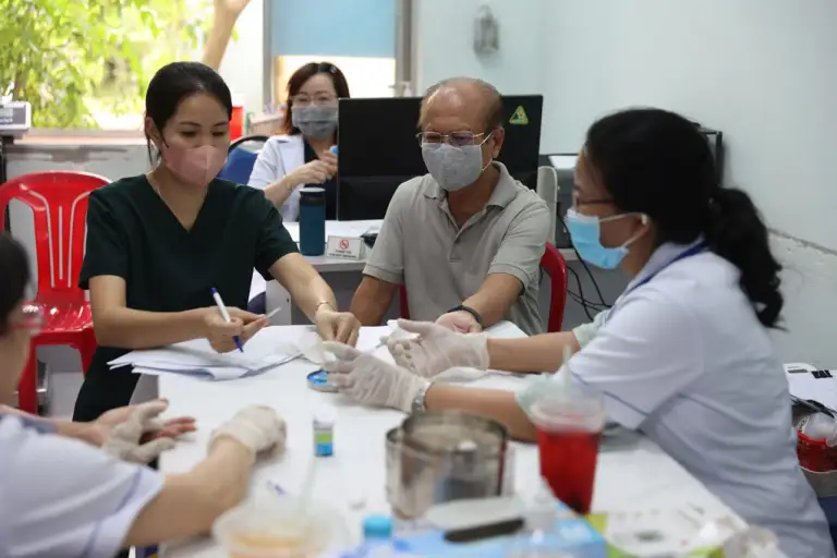 Người dân khám bệnh tại trạm y tế phường Tăng Nhơn Phú, TP HCM. Ảnh: Quỳnh Trần