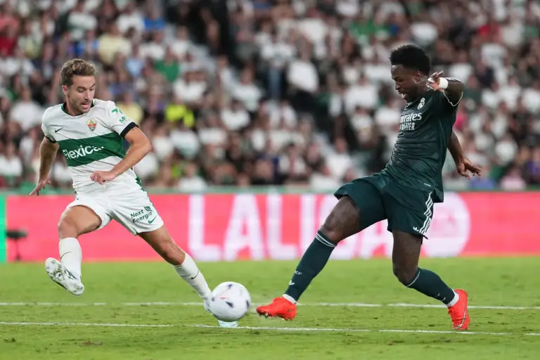 Vinicius Junior sút bóng trong trận Real Madrid gặp Elche tại La Liga ở Elche, Alicante, Tây Ban Nha, ngày 15/9/2026. Ảnh: AP