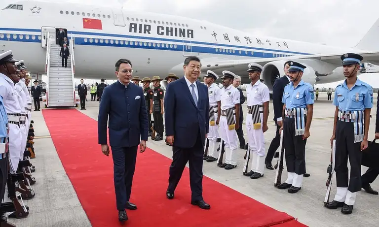 Chủ tịch Trung Quốc Tập Cận Bình tới New Delhi, Ấn Độ, ngày 12/9 để dự hội nghị thượng đỉnh BRICS lần thứ 18. Phía sau là chuyên cơ chở ông thuộc hãng hàng không Air China. Ảnh: AFP